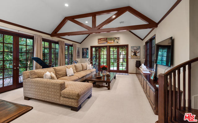 2781 Benedict Canyon Dr