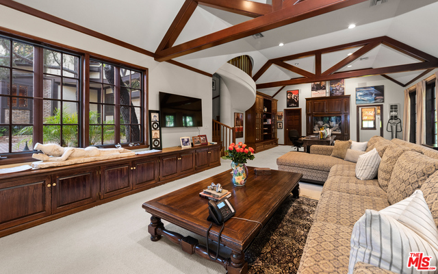 2781 Benedict Canyon Dr