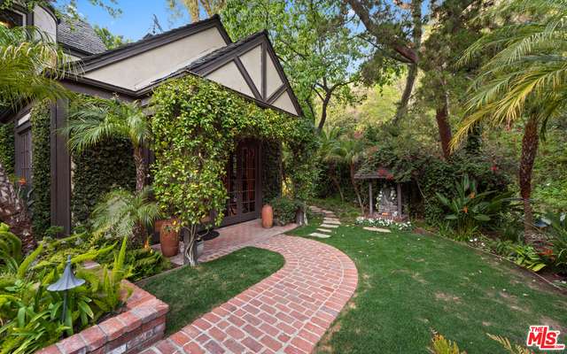 2781 Benedict Canyon Dr