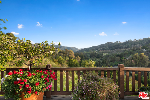 2781 Benedict Canyon Dr