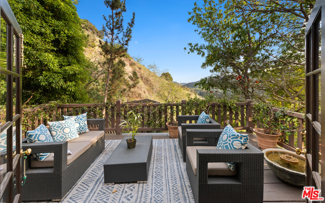 2781 Benedict Canyon Dr