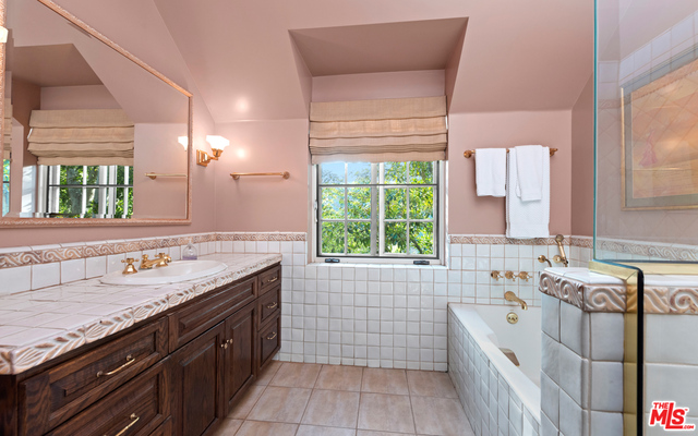 2781 Benedict Canyon Dr