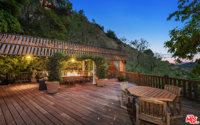 2781 Benedict Canyon Dr