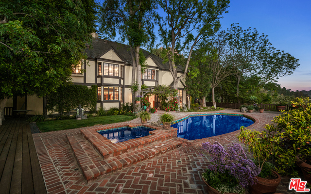 2781 Benedict Canyon Dr