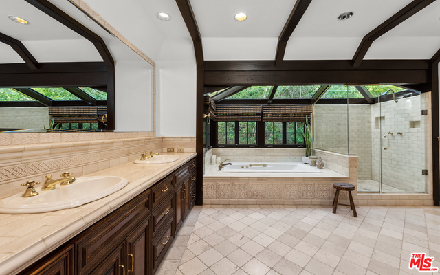 2781 Benedict Canyon Dr