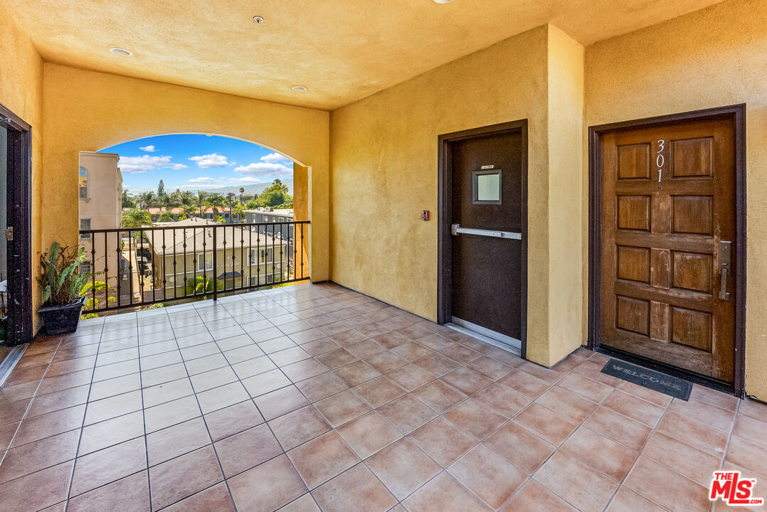 850 N HUDSON AVE Unit: 301