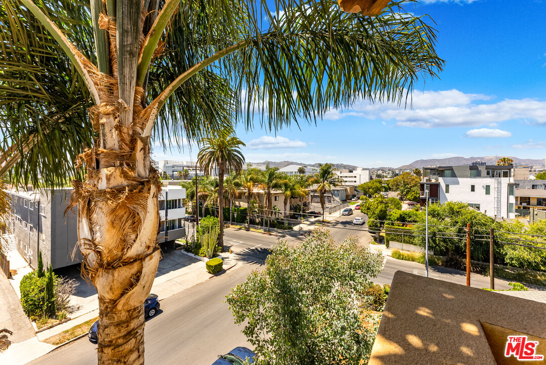 850 N HUDSON AVE Unit: 301