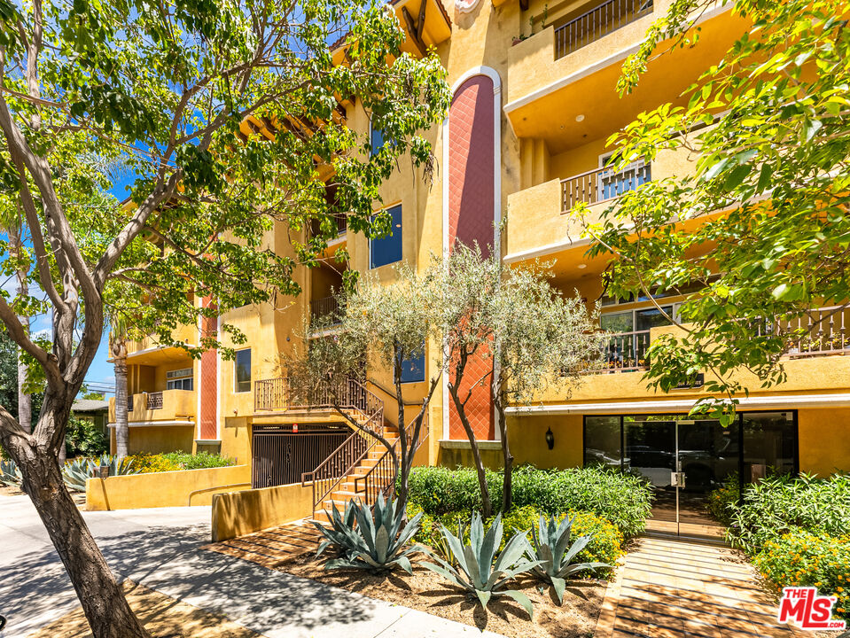 850 N HUDSON AVE Unit: 301