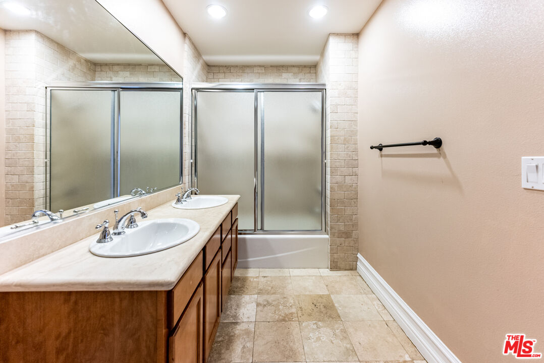 850 N HUDSON AVE Unit: 301