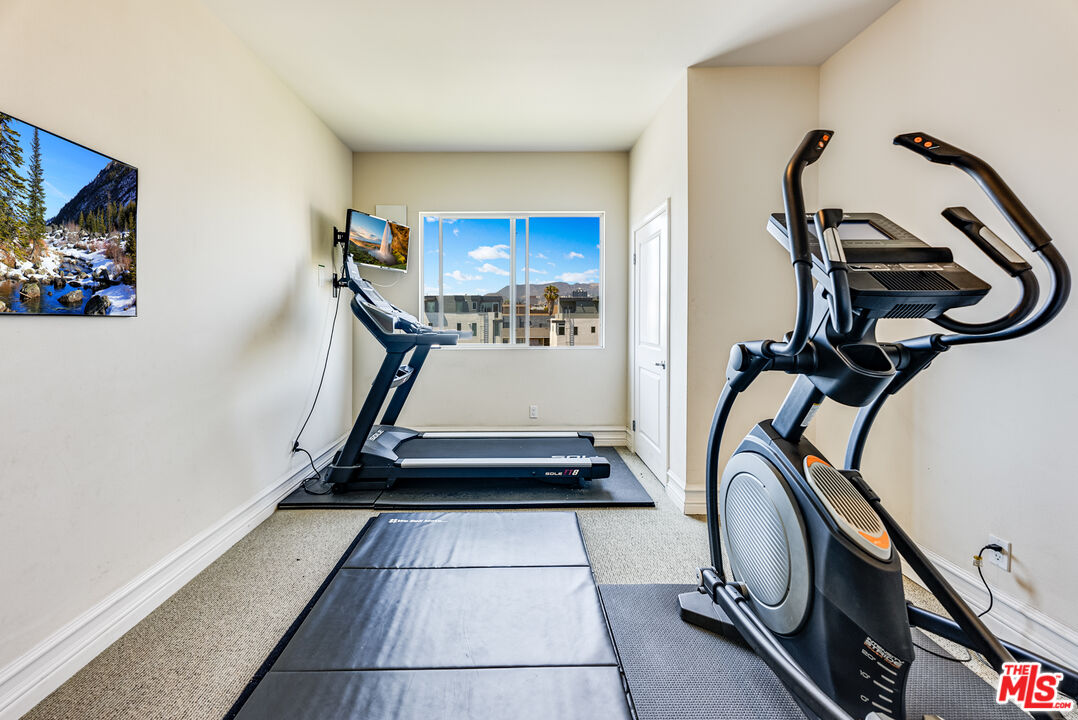 850 N HUDSON AVE Unit: 301