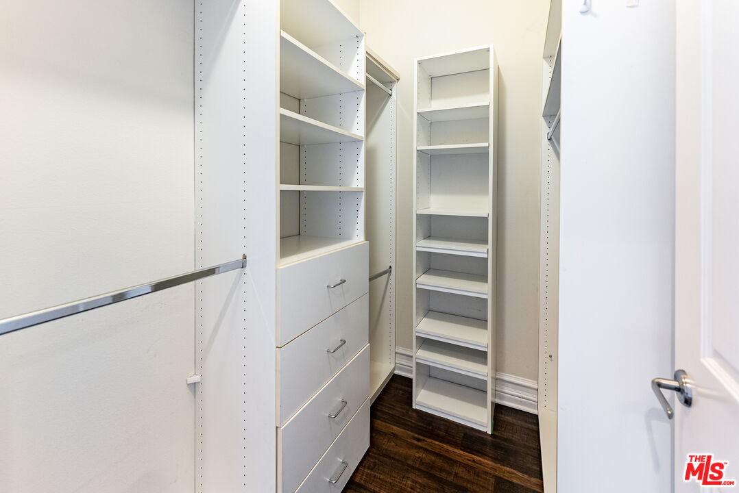 850 N HUDSON AVE Unit: 301