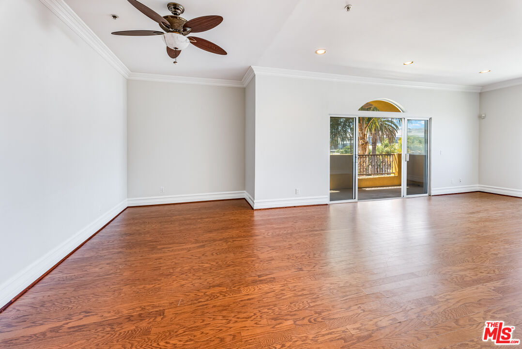 850 N HUDSON AVE Unit: 301