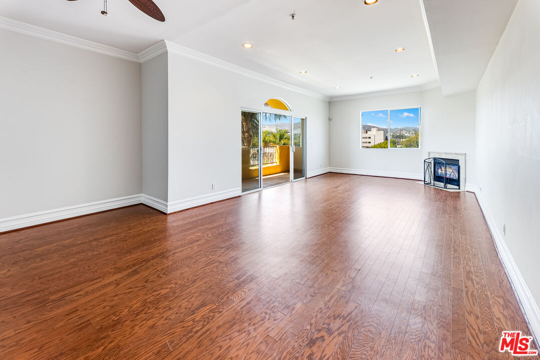 850 N HUDSON AVE Unit: 301