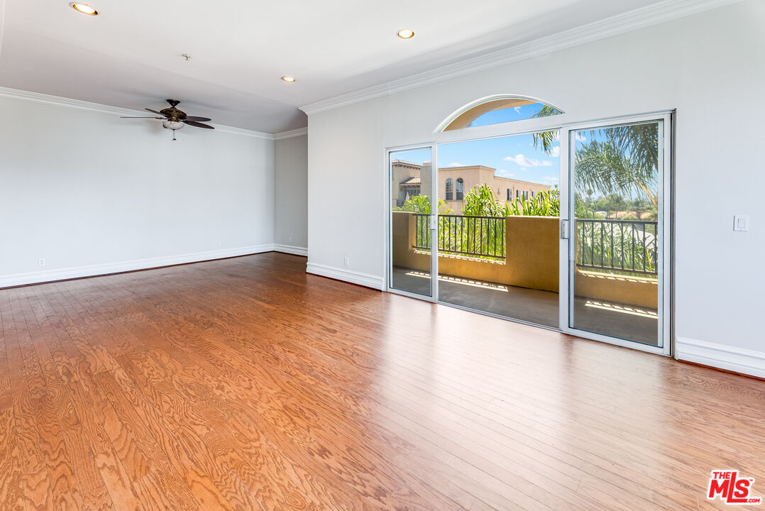 850 N HUDSON AVE Unit: 301