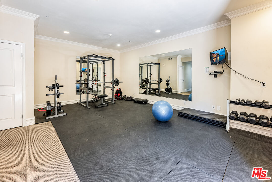 850 N HUDSON AVE Unit: 301