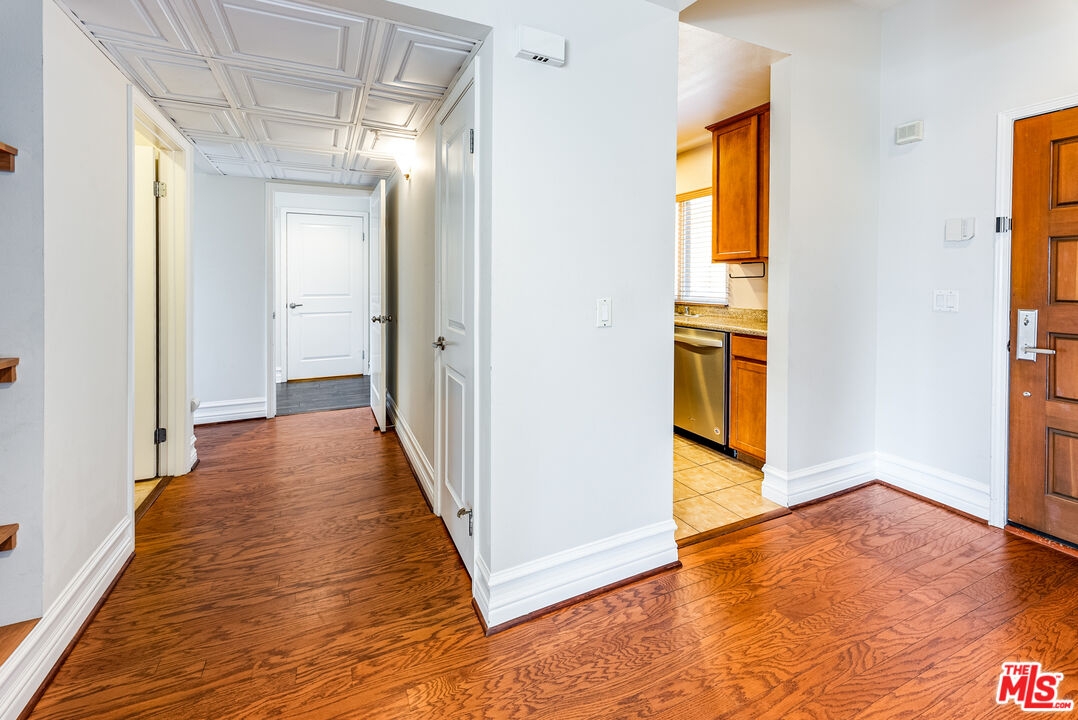 850 N HUDSON AVE Unit: 301