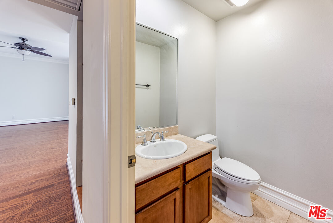 850 N HUDSON AVE Unit: 301