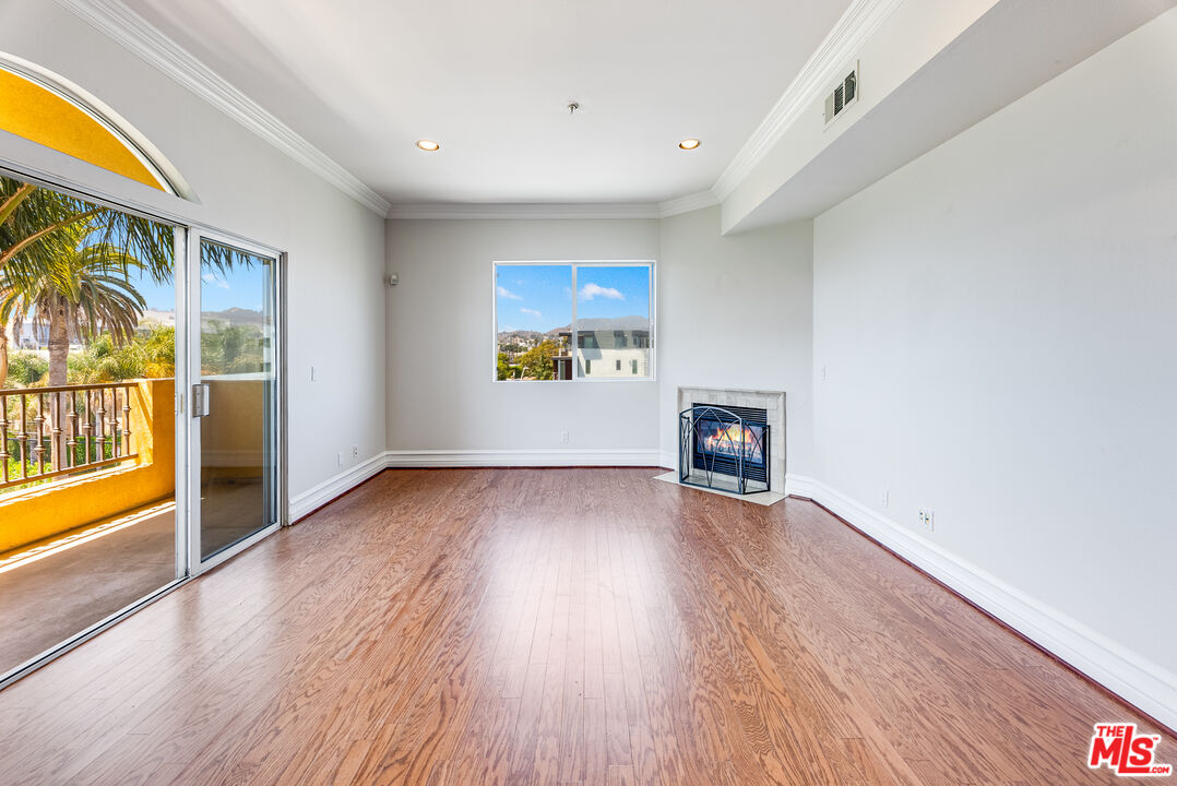 850 N HUDSON AVE Unit: 301