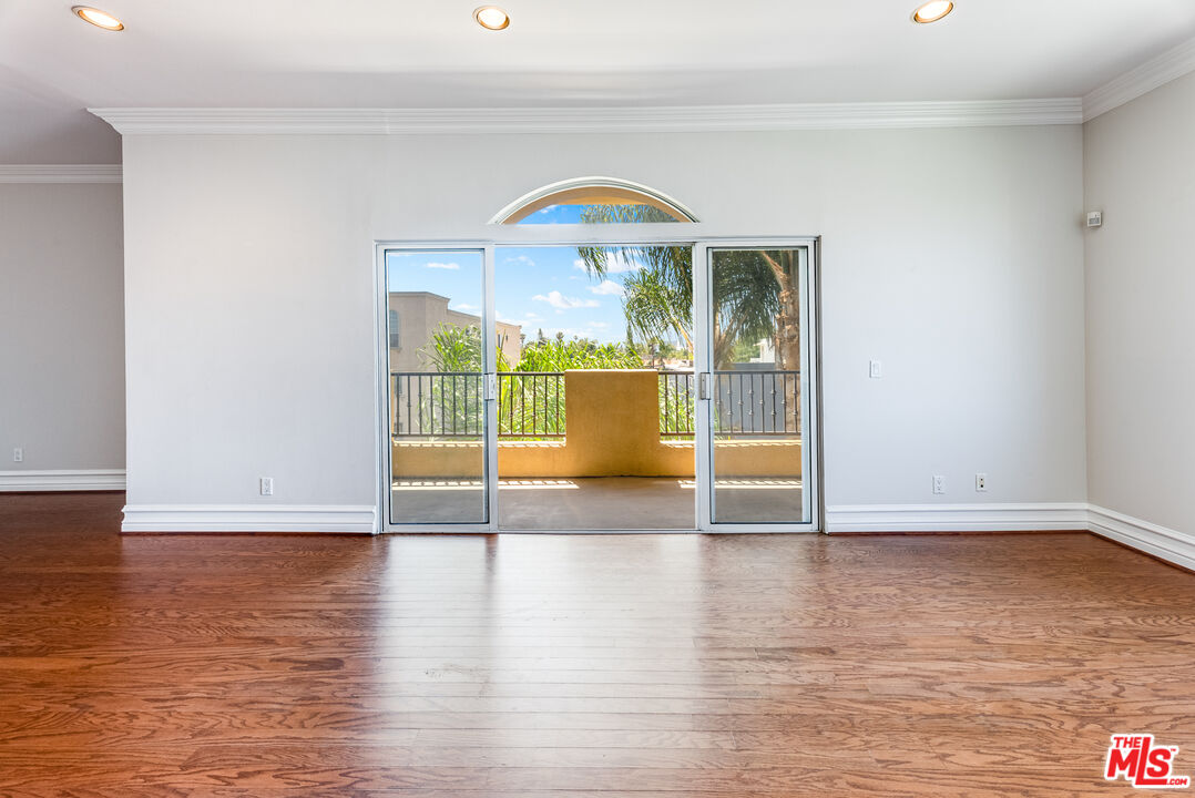 850 N HUDSON AVE Unit: 301