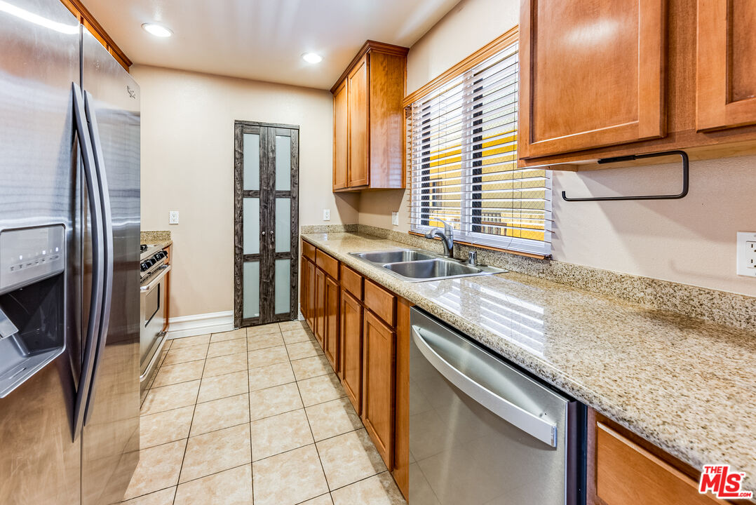 850 N HUDSON AVE Unit: 301