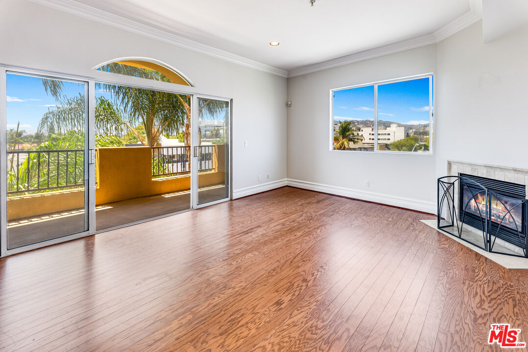 850 N HUDSON AVE Unit: 301