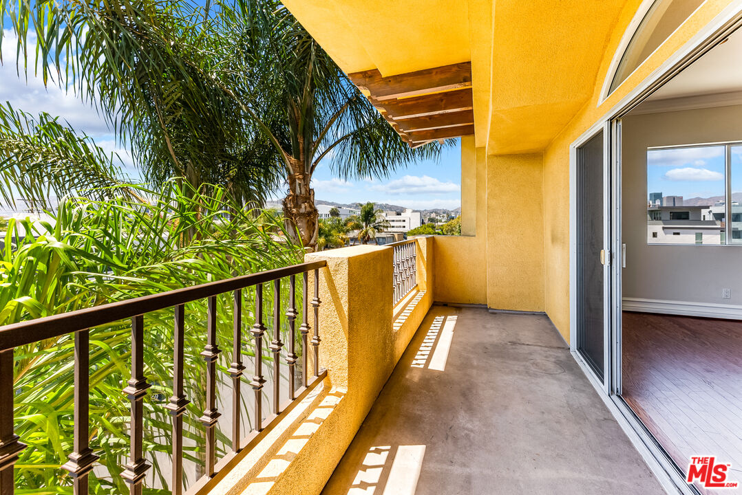 850 N HUDSON AVE Unit: 301