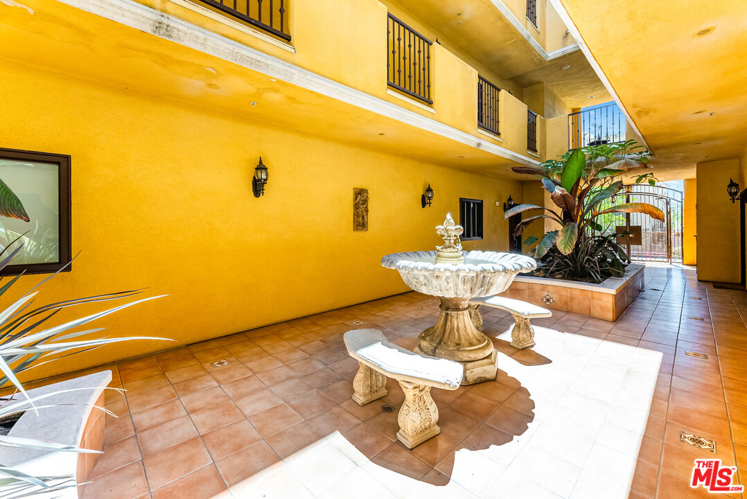 850 N HUDSON AVE Unit: 301