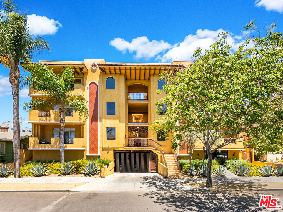 850 N HUDSON AVE Unit: 301