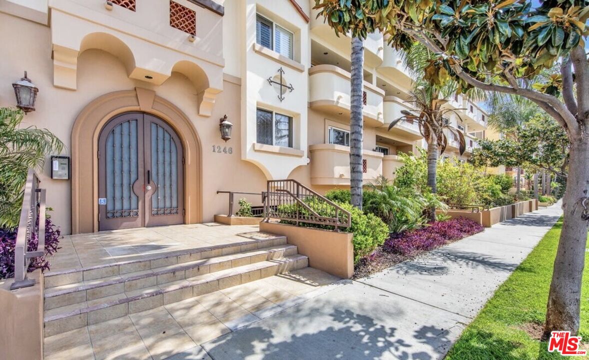 1246 Armacost Ave Unit: 202