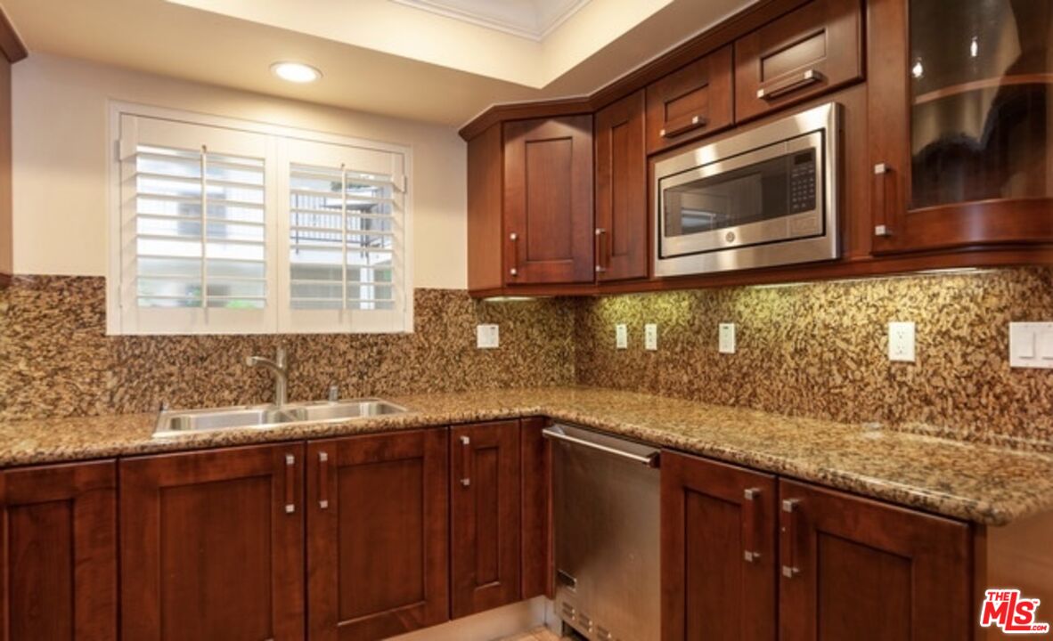 1246 Armacost Ave Unit: 202