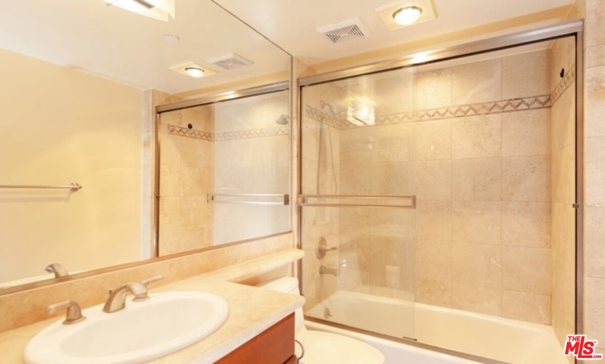 1246 Armacost Ave Unit: 202