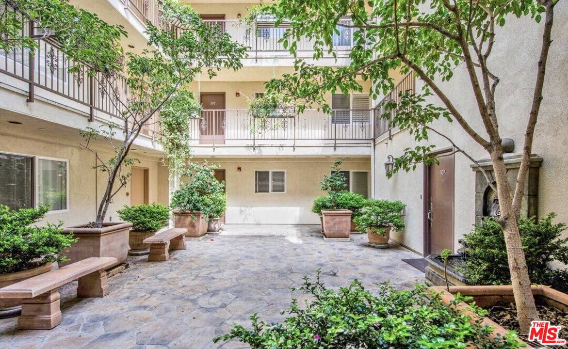 1246 Armacost Ave Unit: 202