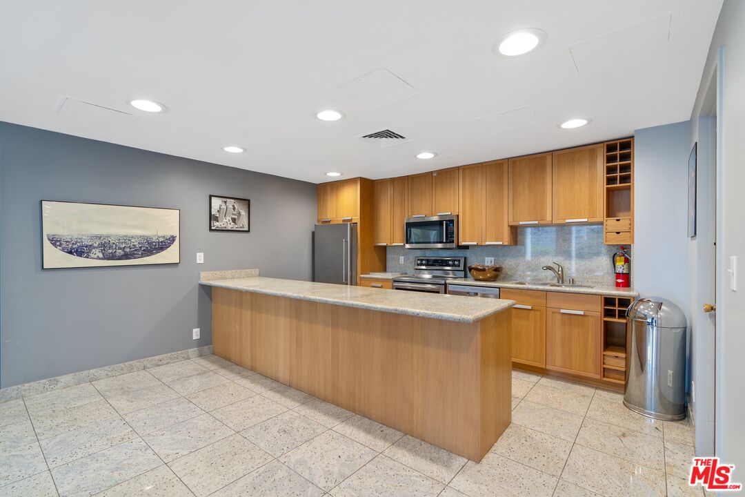 800 W 1st St Unit: 2202