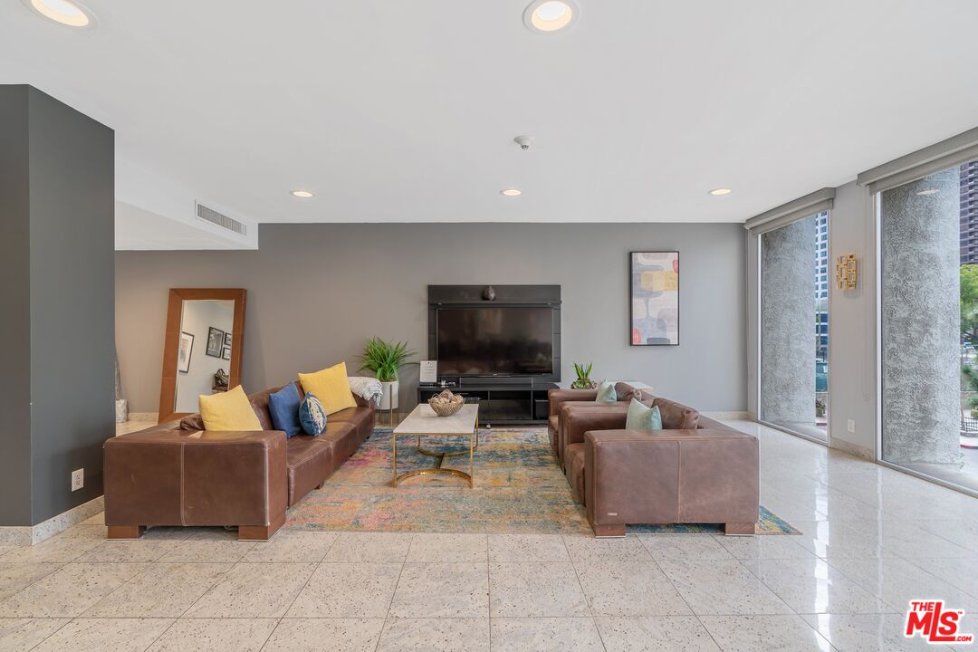 800 W 1st St Unit: 2202