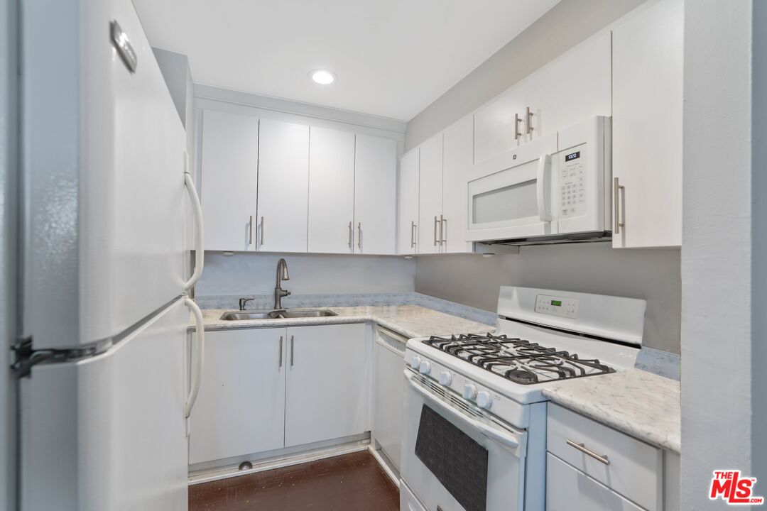 800 W 1st St Unit: 2202