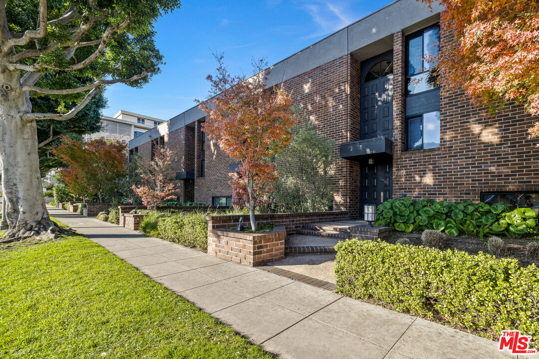 9321 Burton Way Unit: B