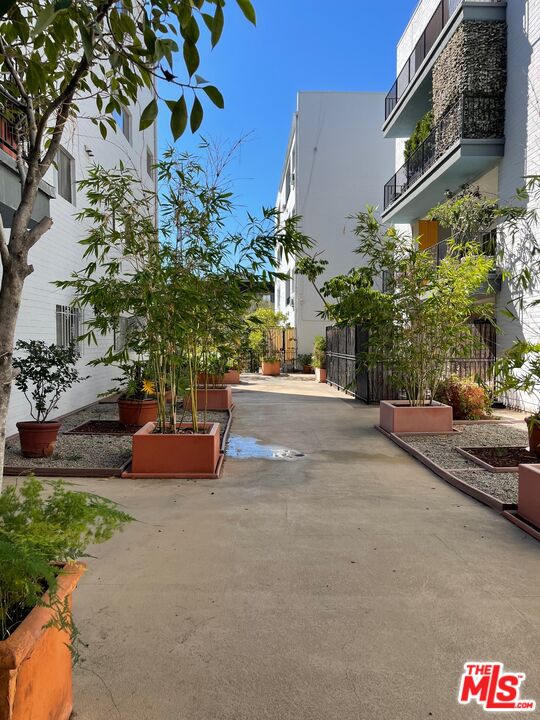 7560 HOLLYWOOD BLVD Unit: 109