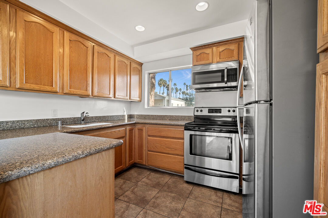 7560 HOLLYWOOD BLVD Unit: 109