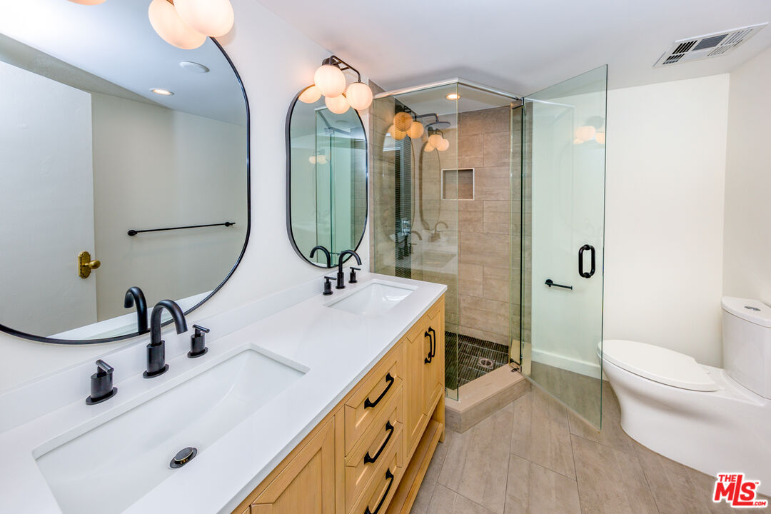 818 N Doheny Dr Unit: 206