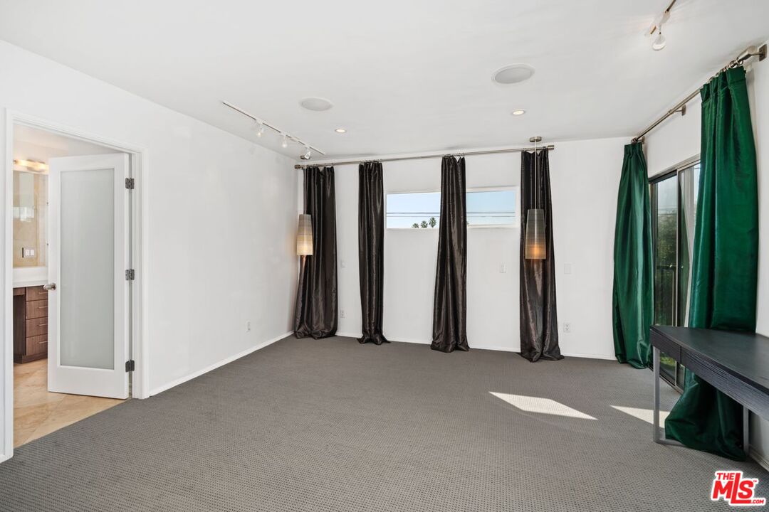 949 N Kings Rd Unit: 314