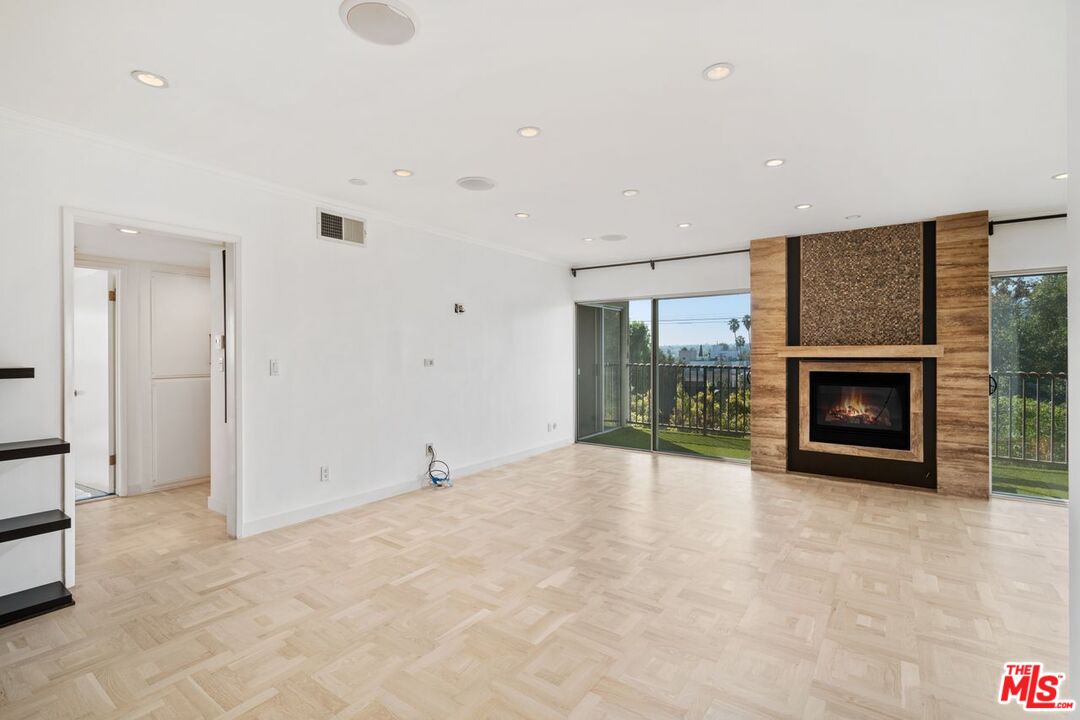 949 N Kings Rd Unit: 314