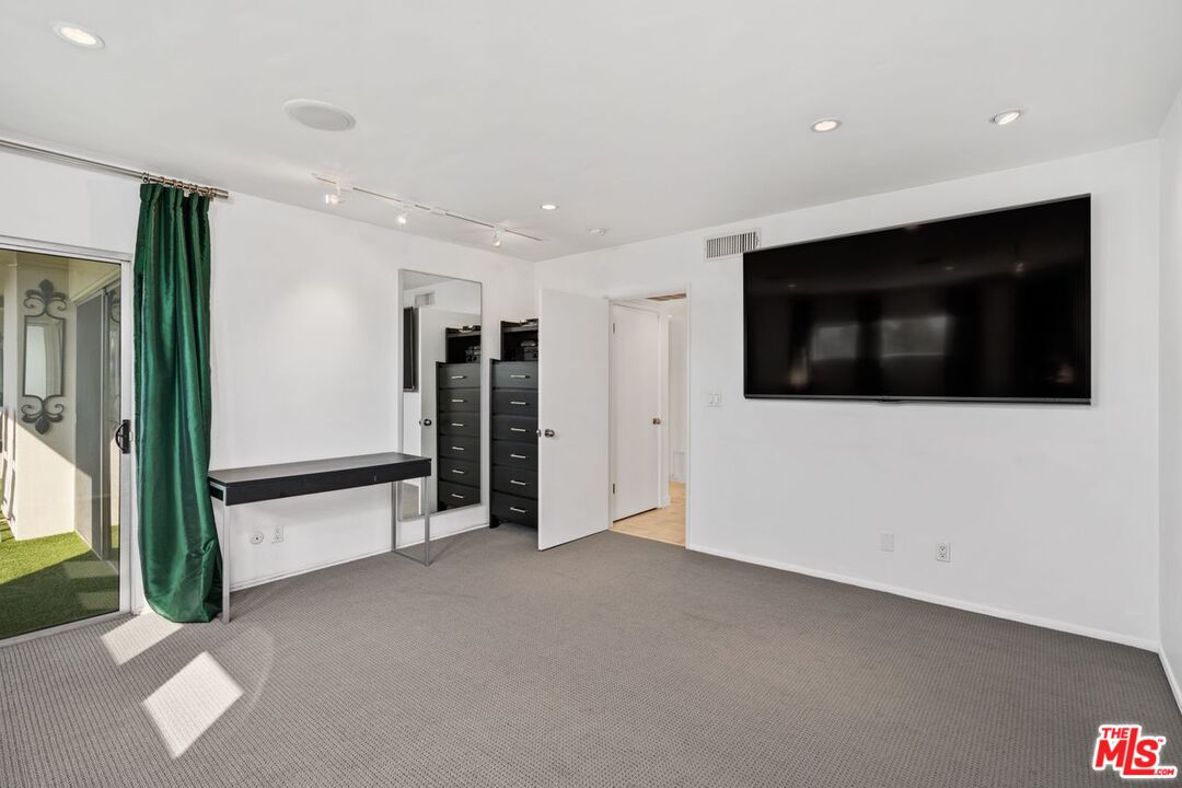 949 N Kings Rd Unit: 314