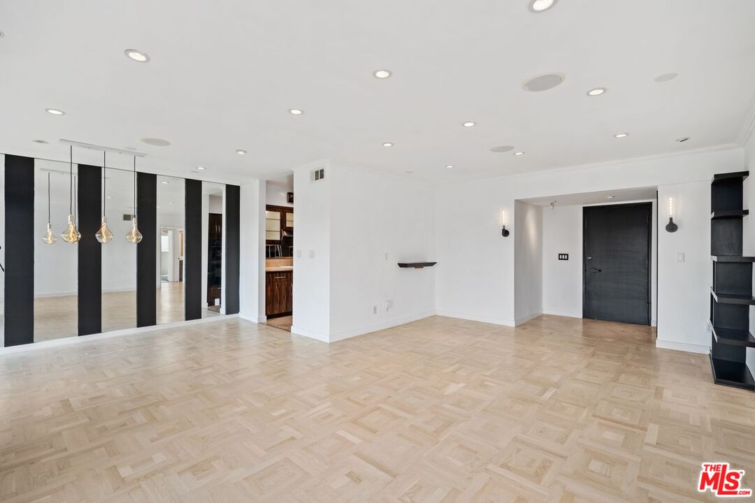 949 N Kings Rd Unit: 314