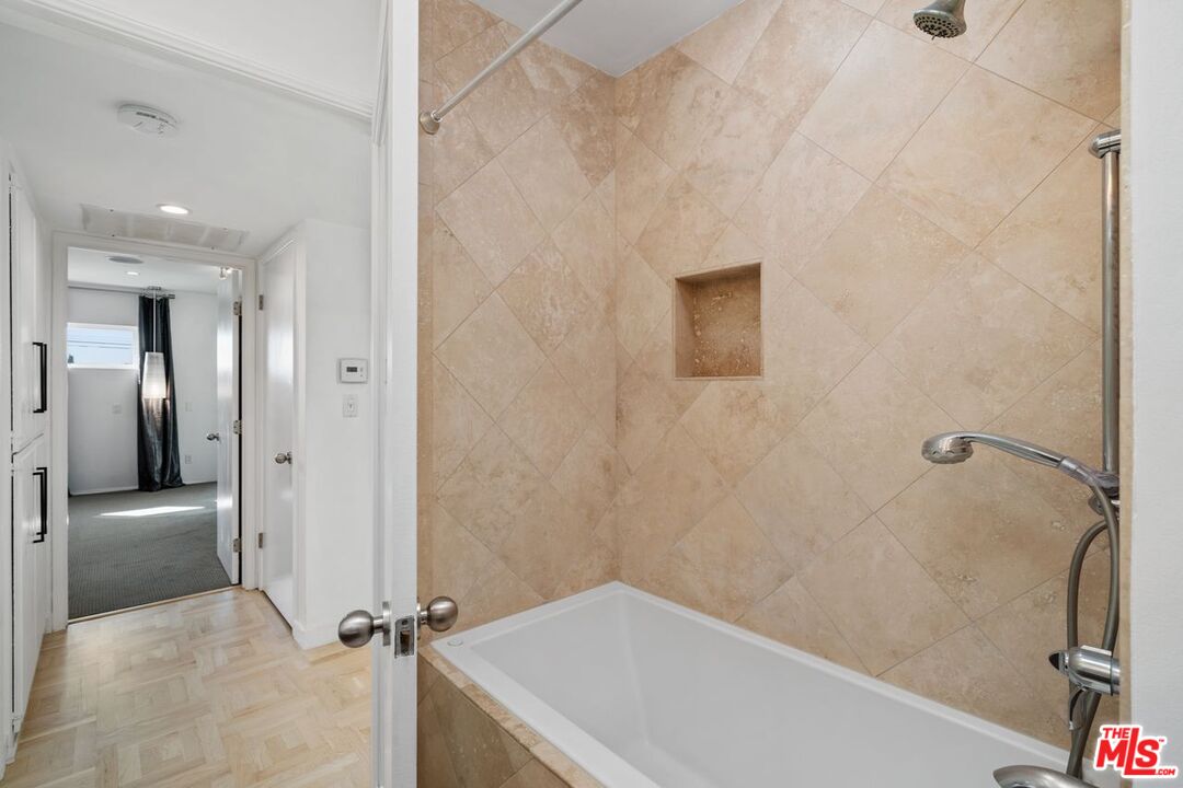 949 N Kings Rd Unit: 314