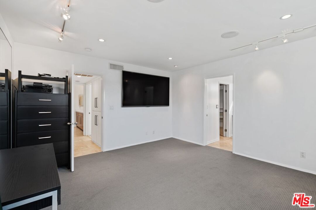 949 N Kings Rd Unit: 314