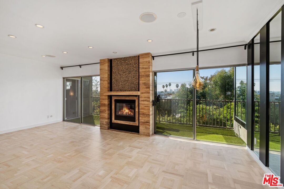 949 N Kings Rd Unit: 314