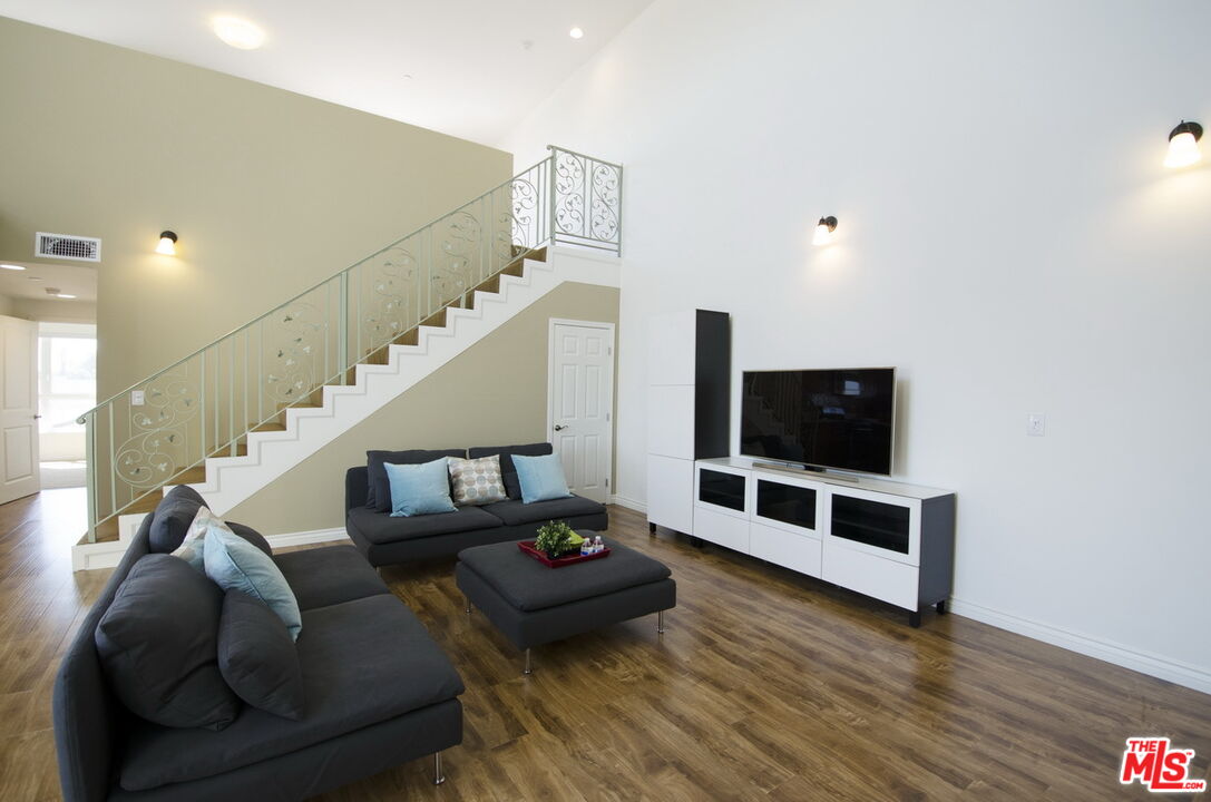 546 N Oxford Ave Unit: 312