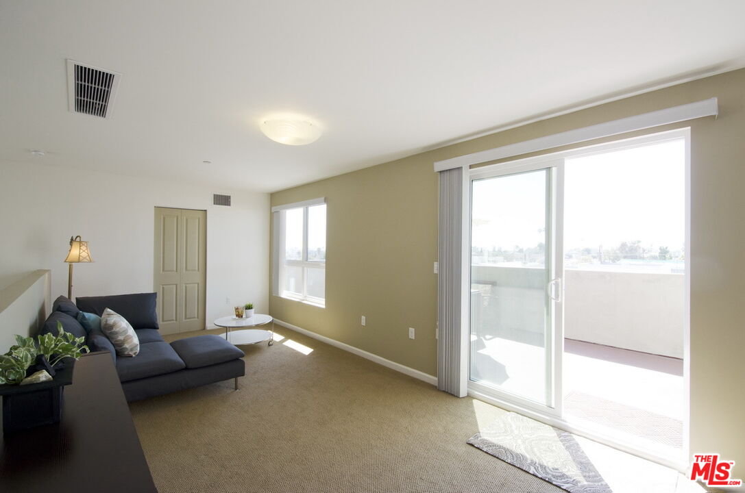 546 N Oxford Ave Unit: 312