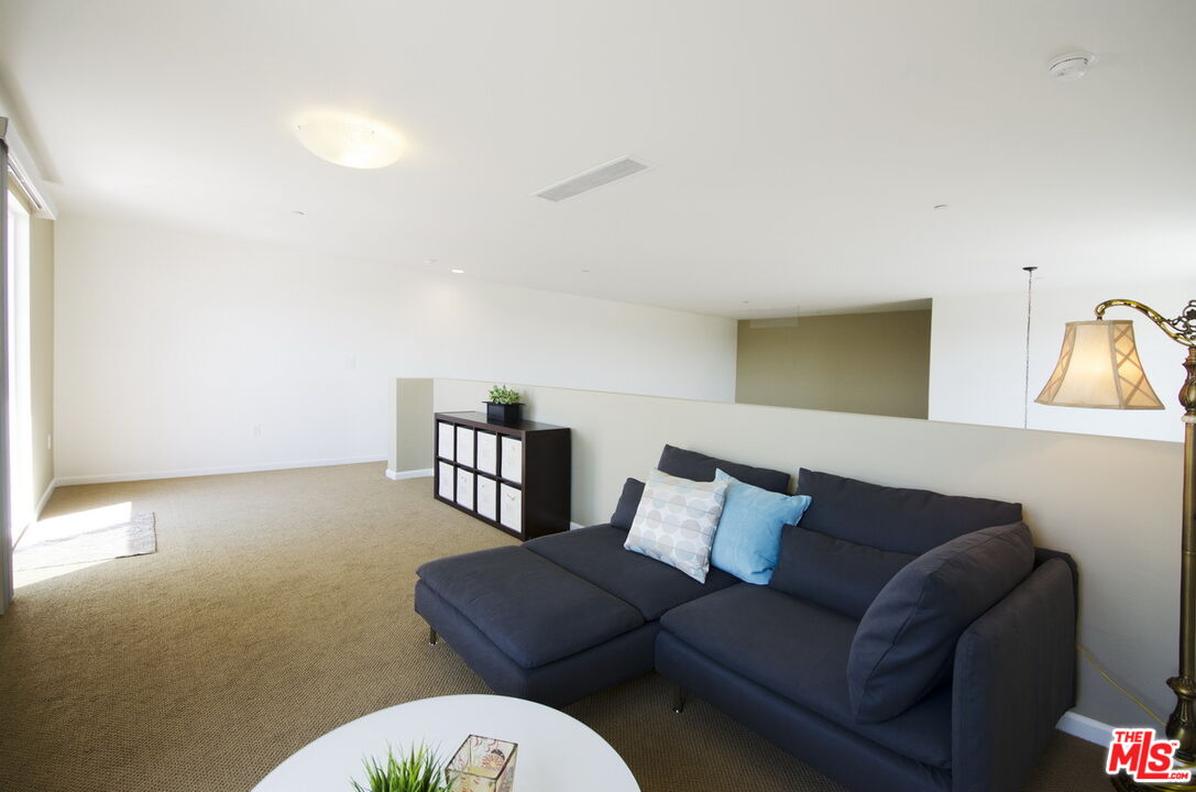 546 N Oxford Ave Unit: 312