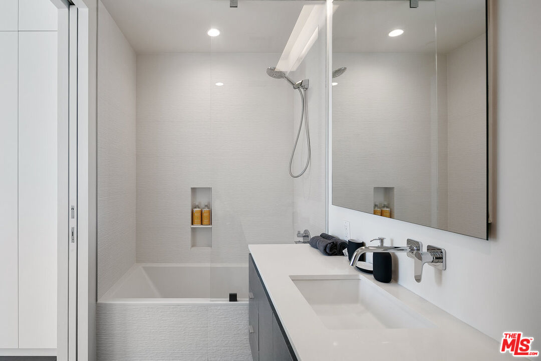 935 N San Vicente Blvd Unit: 1